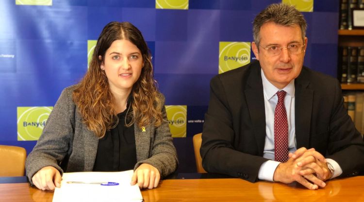 La regidora d'Hisenda de Banyoles, Gemma Feixas, al costat de l'alcalde del municipi, Miquel Noguer,