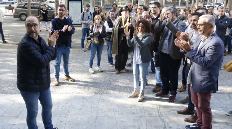 L'alcalde de Sarrià de Ter, Narcís Fajula, abans d'entrar als Jutjats de Girona acompanyat de ciutadans i càrrecs electes. ACN