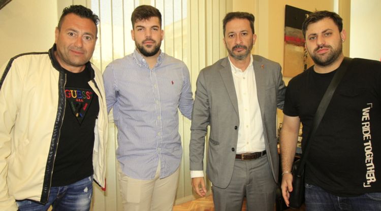L'alcalde de Blanes, Àngel Canosa, amb tres empresaris d'oci nocturn després de la signatura d'un conveni