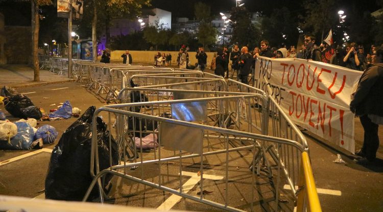 Els manifestants davant de la subdelegació del govern espanyol a Girona llançant bosses d'escombraries. ACN