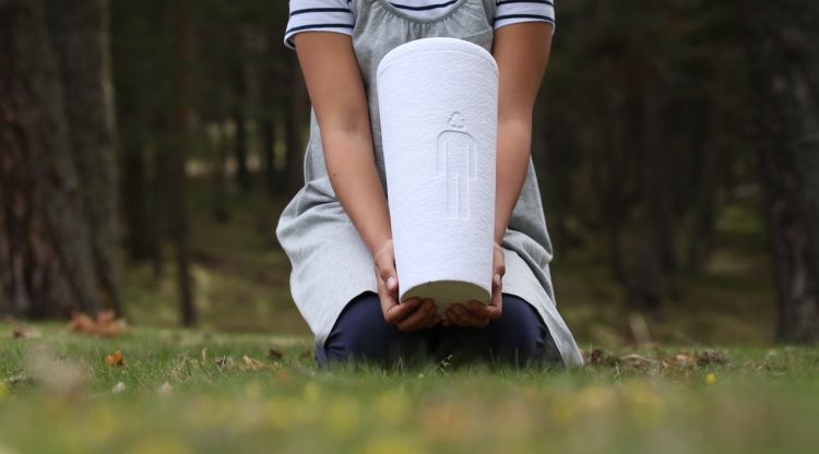 Un model de la nova Bios Urn, l'urna que permet enterrar les cendres dels difunts de forma biodegradable. ACN