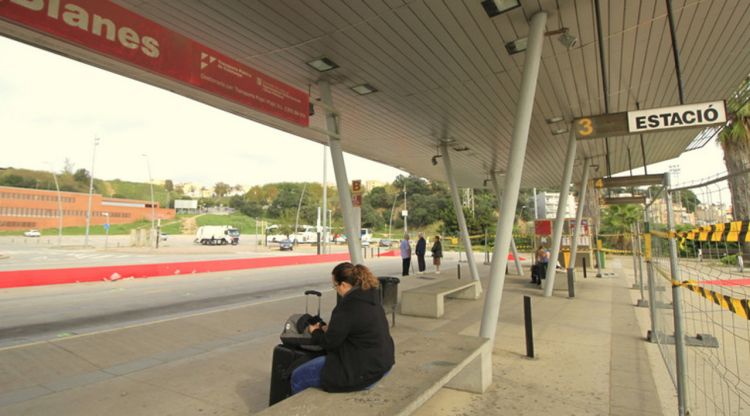 La zona d'andanes de l'estació de busos de Blanes tancada al pas per les obres de millora