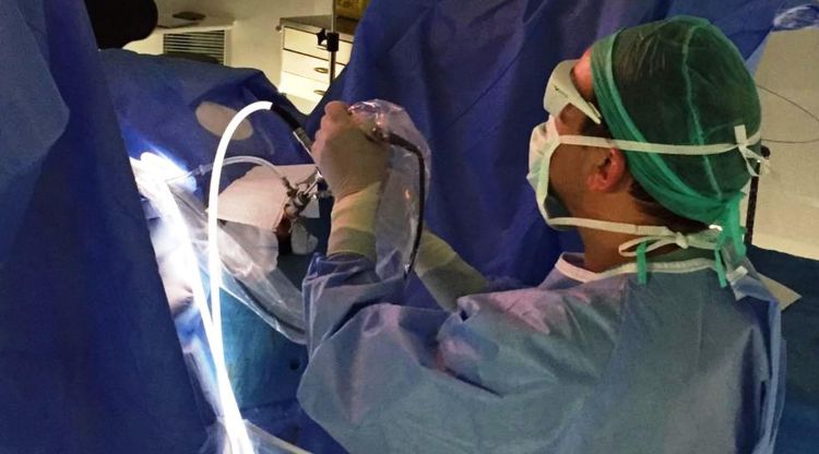 Un metge durant una intervenció amb el nou làser a l'hospital de Figueres