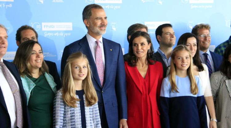El rei Felip VI, la reina Leticia, la princesa Leonor i la infanta Sofía amb els premiats per la Fundació Princesa de Girona. ACN