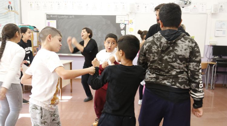 Una classe de Font de la Pólvora amb alguns nens en primer terme simulant uns boxejadors. ACN