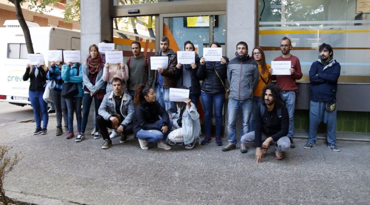 Treballadors de la fundació Resilis durant la concentració a Girona. ACN