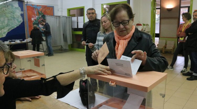 Una senyora a punt de votar aquest matí. ACN