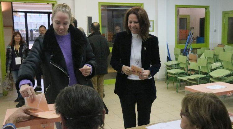 L'alcaldessa de Girona, Marta Madrenas, acompanyada de la seva filla votant. ACN