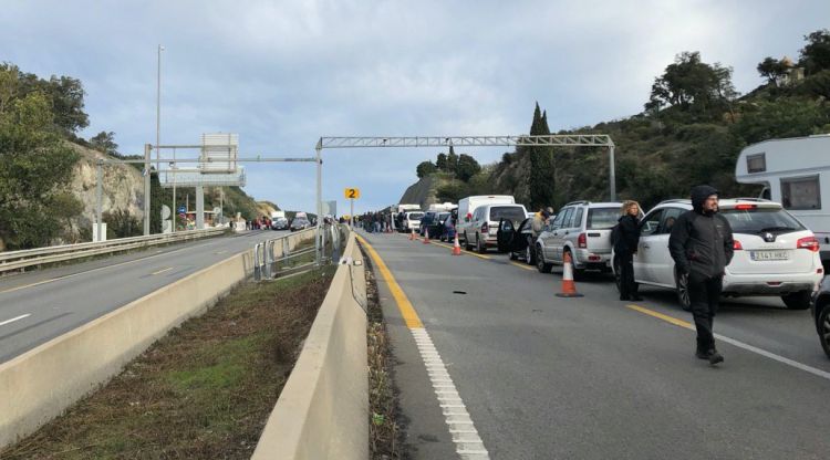 L'Autopista tallada per acció del Tsunami Democràtic. Anonymous Catalonia