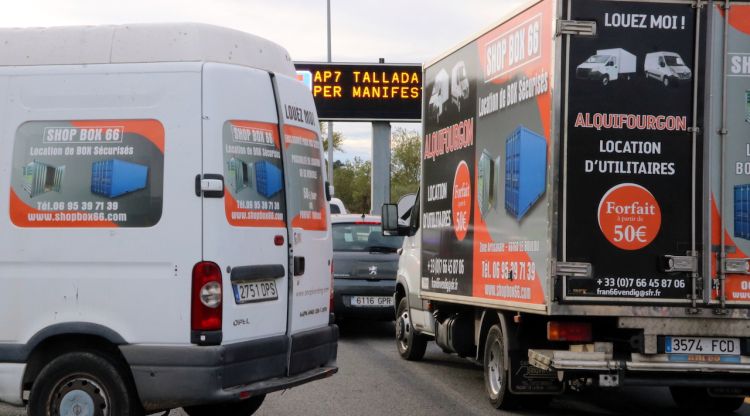 Vehicles atrapats a l'Autopista AP-7 a la Jonquera, aquest matí. ACN