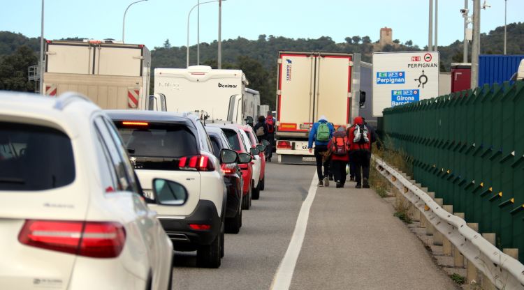 El col·lapse viari a la Jonquera i manifestants caminant pel voral. ACN