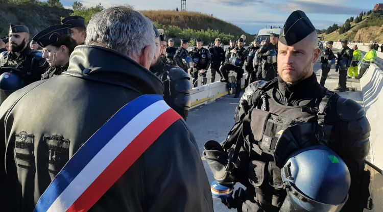 L'alcalde de Prats de Molló, Claude Ferrer, negociant amb els antidisturbis francesos a la zona del tall a l'AP-7 convocada pel Tsunami Democràtic. ACN