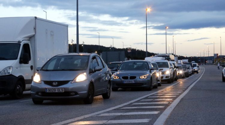 Cua de cotxes en sentit nord per l'N-II a la Jonquera, aquest vespre. ACN