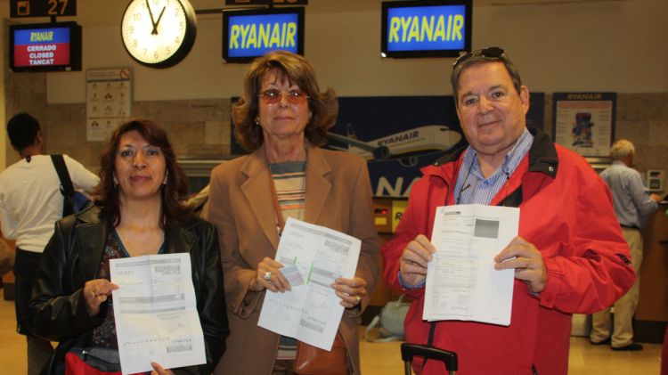 Tres dels passatgers que han fet el vol Girona-Madrid aquest migdia amb el bitllet a la mà © ACN