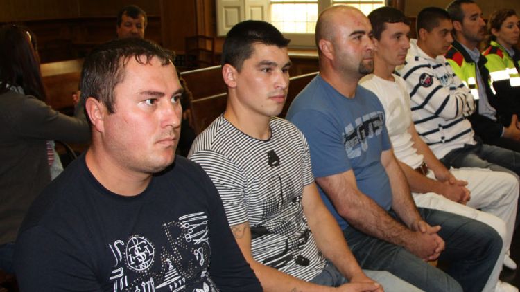 Els cinc acusats, aquest dimarts al matí a l'Audiència de Girona durant el judici per la violació a Arbúcies © ACN