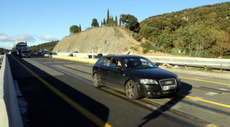 Vehicles circulant per l'AP-7 després de reobrir al trànsit. ACN