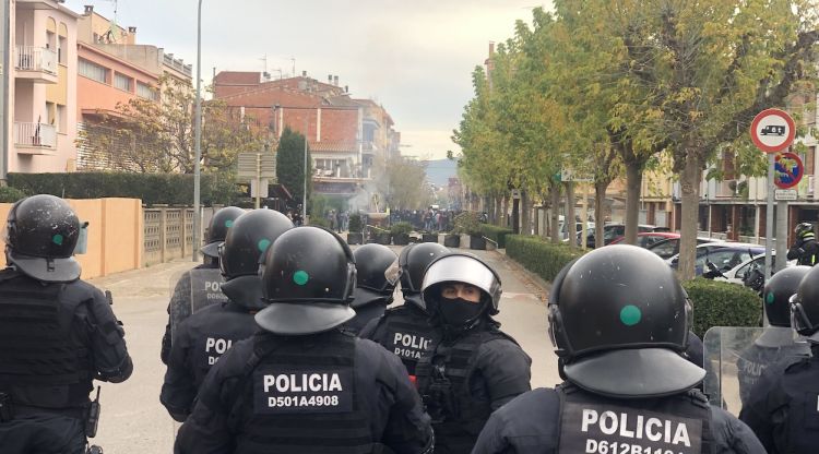 Els mossos amb una barricada al davant. M. Estarriola