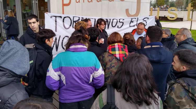 Familiars i amics del jove empresonat a les portes de l'Audiència de Girona. ACN