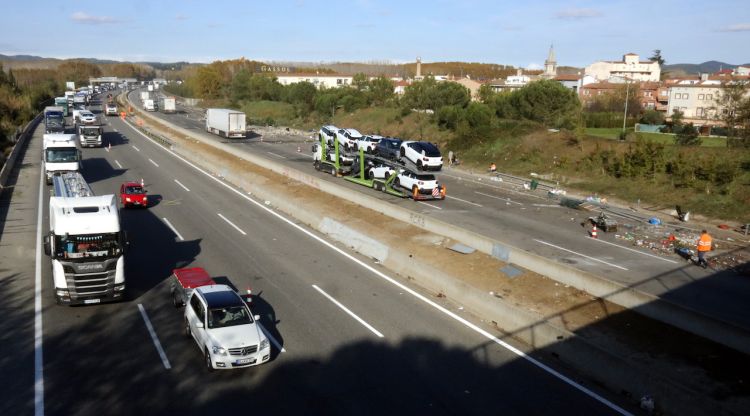 Els dos carrils en sentit nord i els dos en sentit sud reoberts al trànsit a l'alçada de l'AP-7 a Salt. ACN