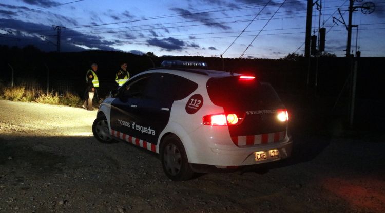 Una patrulla dels Mossos d'Esquadra i els vigilants de seguretat d'Adif inspeccionant la línia del TAV a Bàscara. ACN