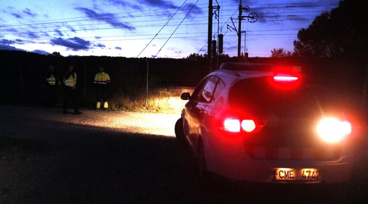 Un cotxe patrulla dels Mossos al costat de la línia del TAV a Bàscara. ACN