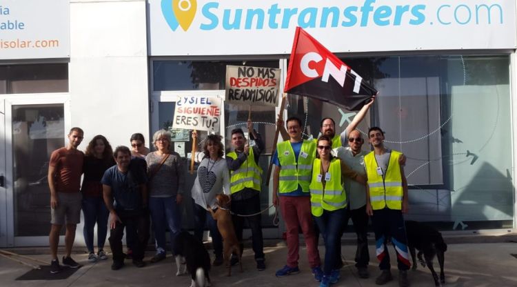 Els treballadors en el moment d'inciar la vaga indefinida