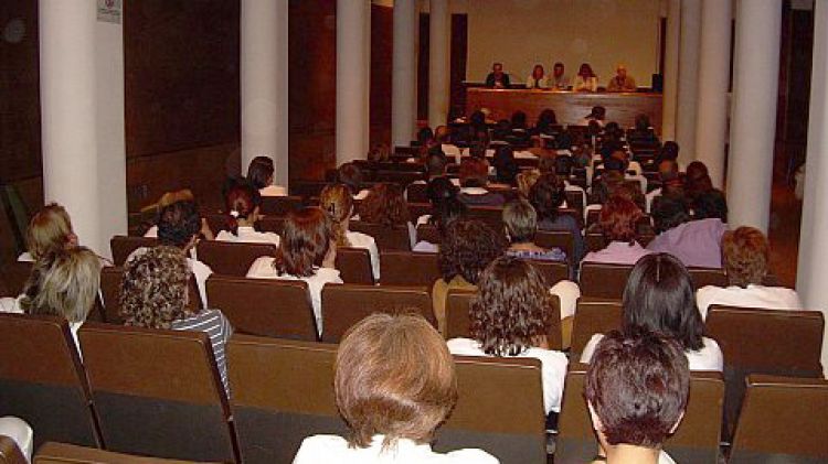 Una part del públic assistent en l'assemblea d'aquest dimarts a la tarda a la sala d'actes del Trueta © ACN