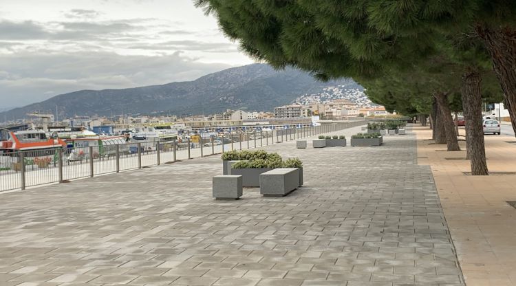 El passeig davant el port pesquer després de les obres