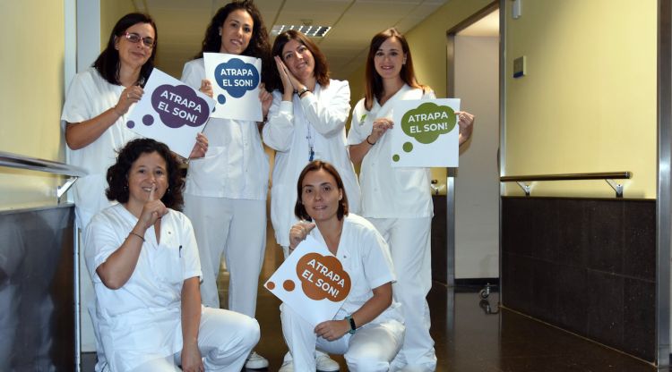 Treballadores de l'Hospital de Blanes (Selva) amb cartells de la campanya 'Atrapa el son'