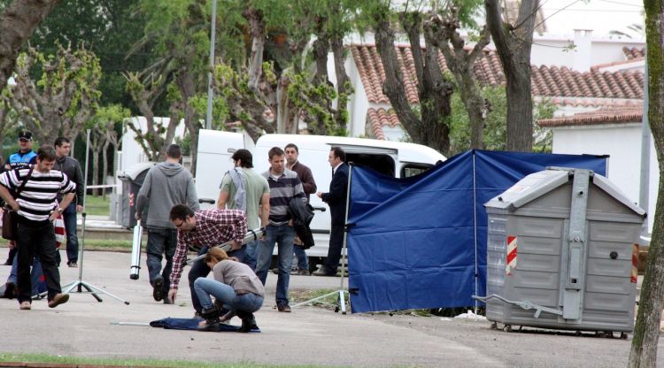 El contenidor on van trobar el cadàver amb els investigadors dels Mossos al davant. ACN