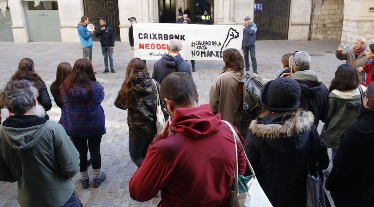 Concentració de suport de l'ateneu Salvadora Catà per evitar el seu desnonament davant de l'Ajuntament de Girona. ACN