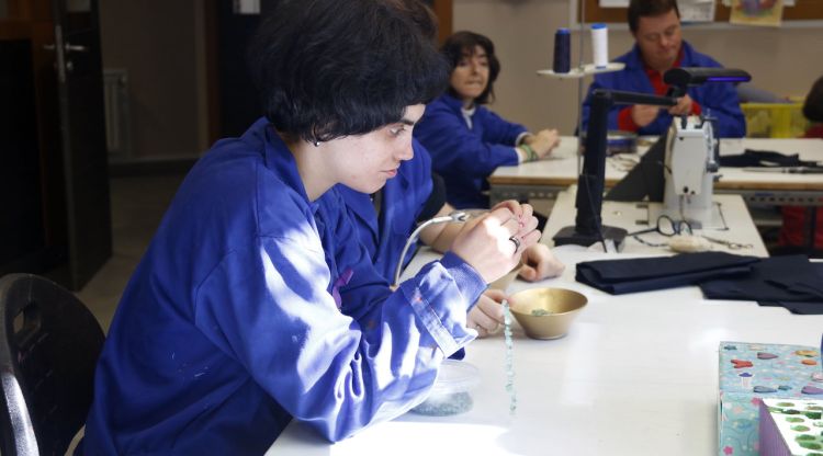 Una usuària del taller ocupacional de joies a Girona de la Fundació Ramon Noguera. ACN