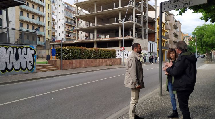 Els regidors d'ERC a l'Ajuntament de Girona Quim Ayats i Anabel Moya, al costat de l'edifici inacabat de la plaça Leonor Joher