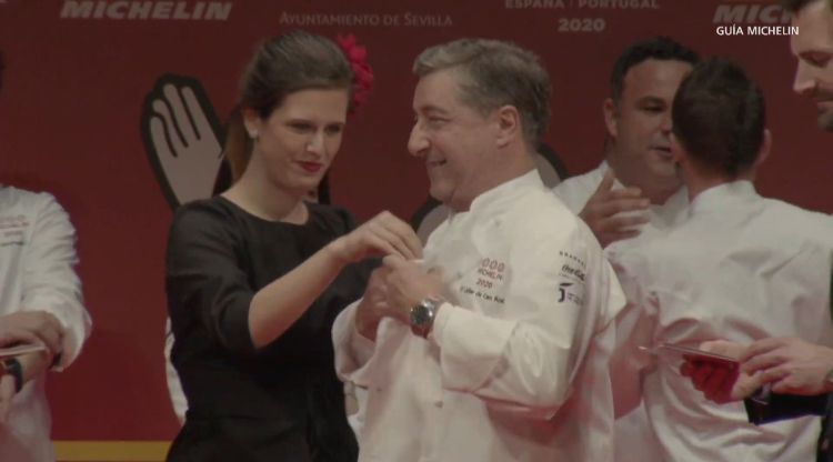 Joan Roca recollint la jaqueta que l'acredita com a xef amb tres estrelles Michelin