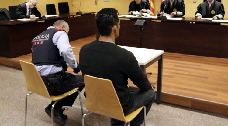 D'esquenes, el violador reincident acusat de fer tocaments a menor a Girona. ACN