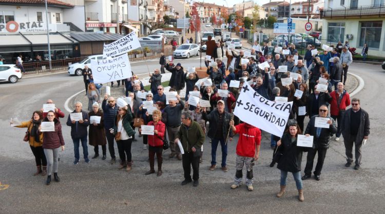 Els veïns de Vidreres tallant la rotonda d'entrada a la localitat aquest matí. ACN