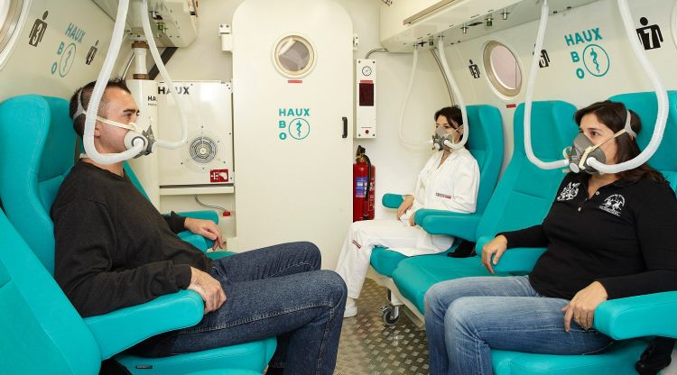 Pacients utilitzant la cambra hiperbàrica de l'hospital de Palamós