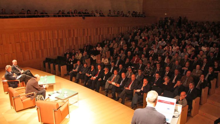 L'acte per reclamar el traspàs de l'aeroport de Girona ha congregat al voltant de 400 persones © ACN