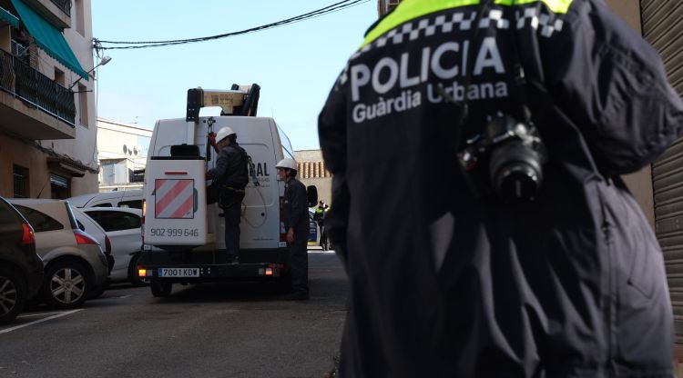 Efectius de la companyia elèctrica i agents de la Guàrdia Urbana durant el dispositiu contra el frau elèctric a la zona oest de Figueres