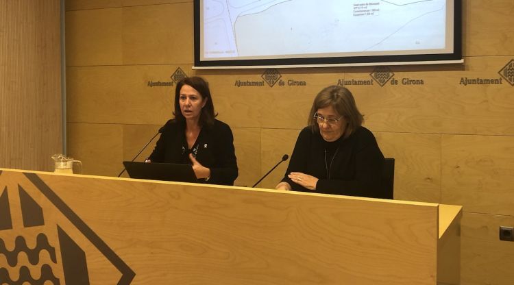 Marta Madrenas i Eva Palau explicant el dossier que han entregat a Salut. M. Estarriola