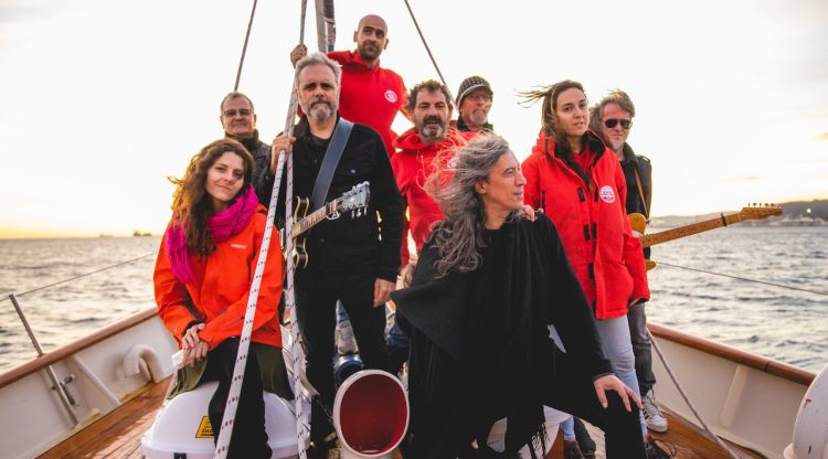 Els integrants de Sopa de Cabra, amb Gerard Quintana al capdavant, al vaixell Astral d'Open Arms. Gemma Martz
