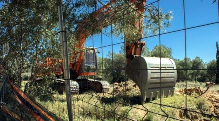 Una màquina treballant a la Pineda d'en Gori i talant arbres (arxiu)