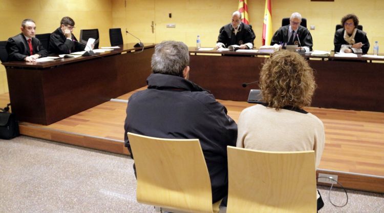 Desquenes, l'exalcalde i l'exsecretària de Cantallops a la sala de vistes de l'Audiència de Girona. ACN
