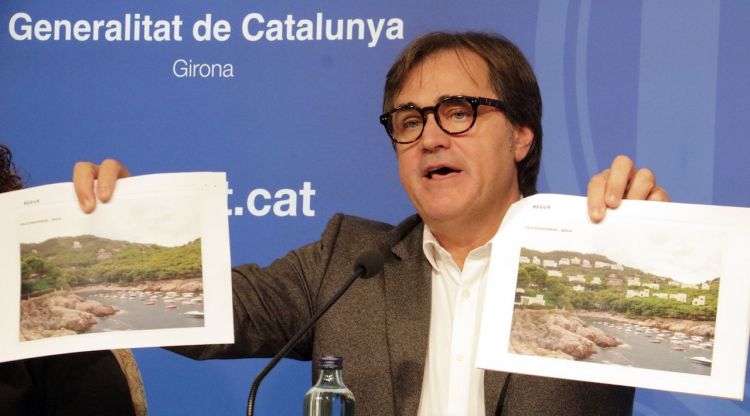 El secretari d'Hàbitat Urbà, Agustí Serra, amb un exemple gràfic del que suposarà al pla a Begur. ACN