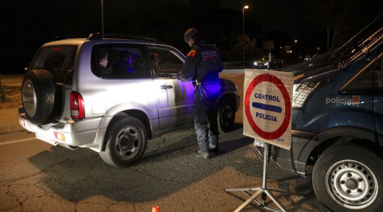Els Mossos aturant vehicles en el marc del control específic per l'onada de robatoris al Gironès. ACN