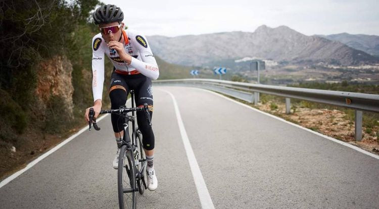 El ciclista Mathias Norsgaard entrenant en una carretera gironina. Mathias Norsgaard