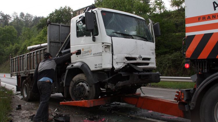 La grua carrega el camió accidentat © ACN