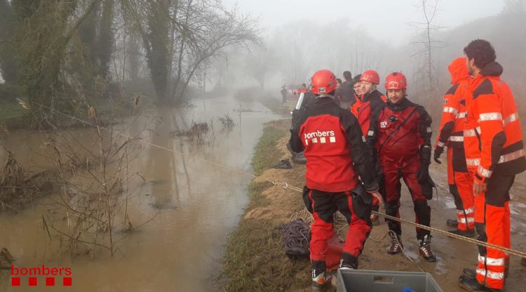 Moment en que els Bombers remolcaven el tot terreny fora de la séquia