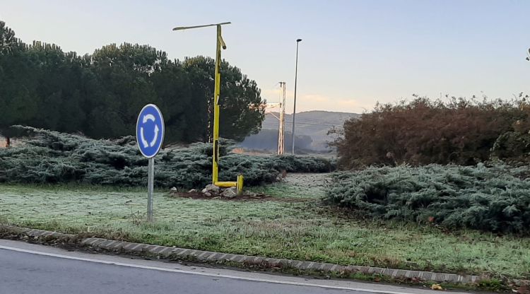 El muntatge en forma de guillotina groga destrossat a la rotonda d'entrada a Celrà