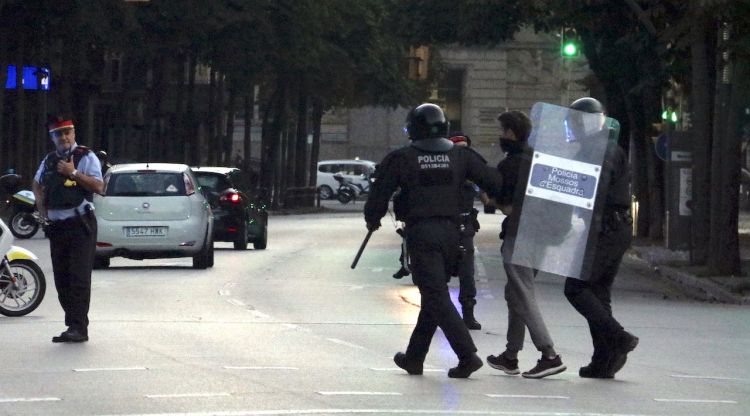 El menor que va tirar pintura, en el moment de la seva detenció. ACN